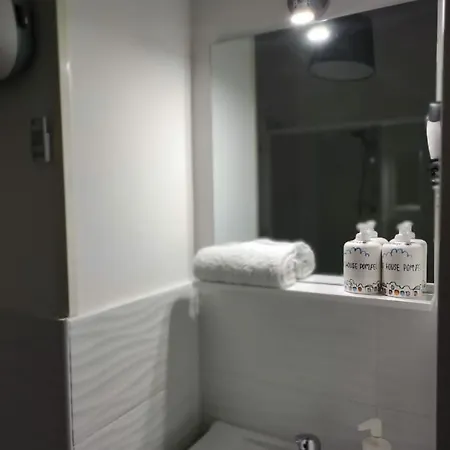 Gio House بومبيي